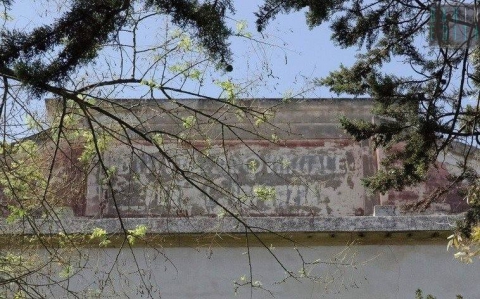 Viaggio nell'ex brefotrofio di Bari, l� dove sopravvivono i ricordi dei bimbi abbandonati